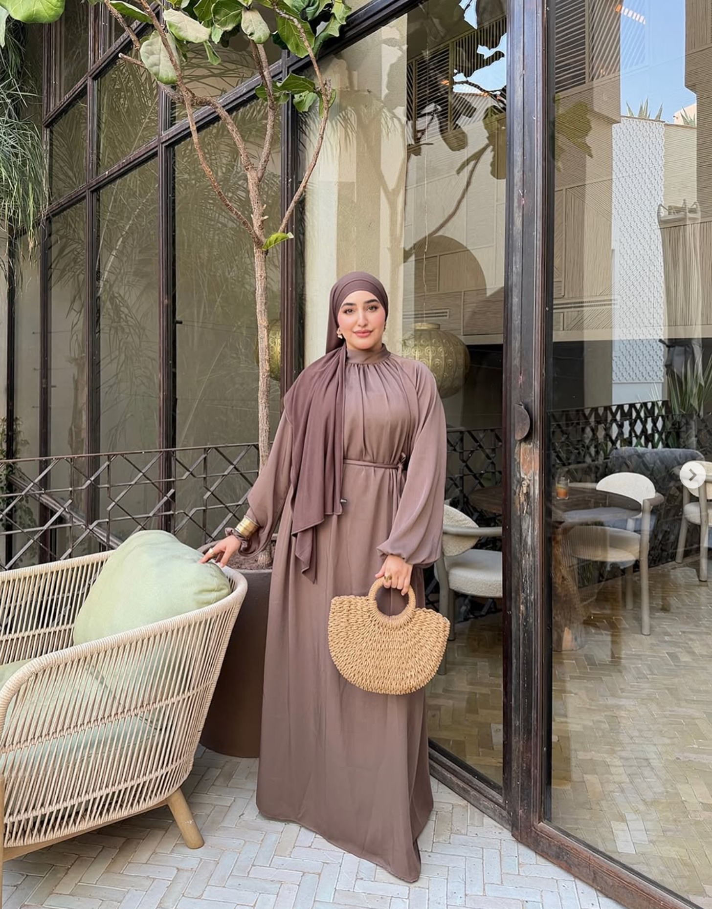 Robe Amira couleur moka portée par une élégante mannequin